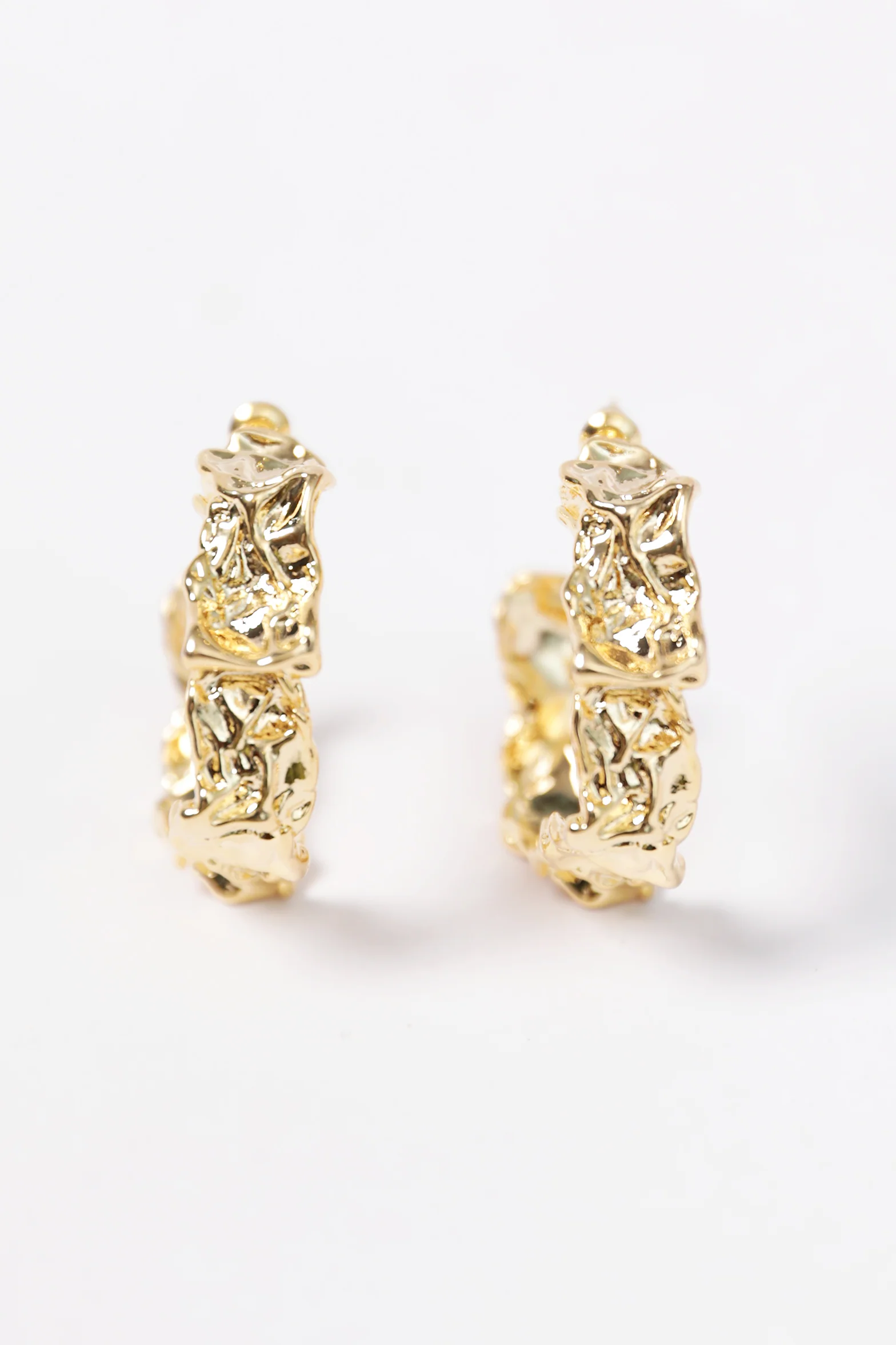 DENTED HOOP EARRINGS - Image 3