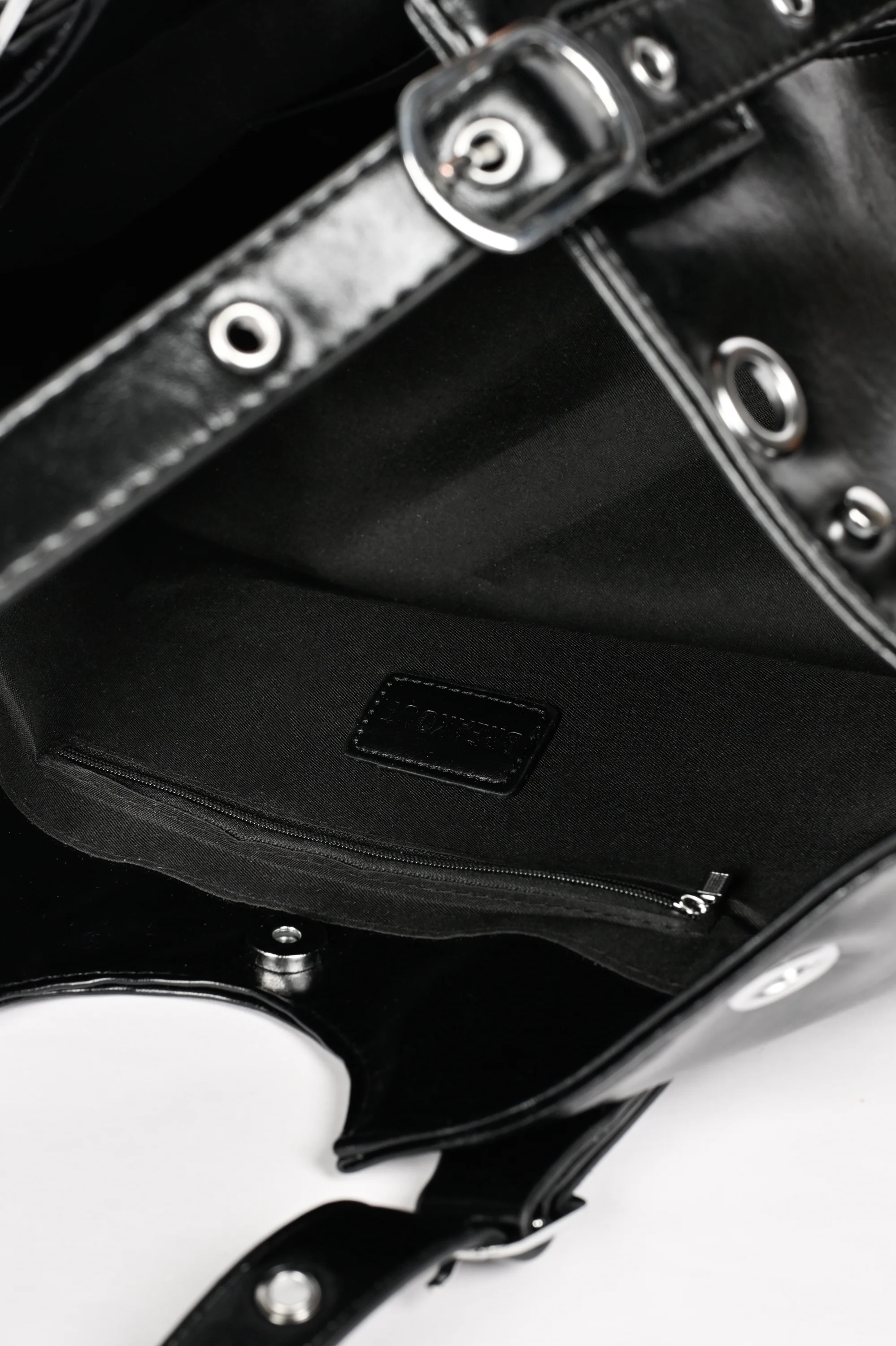 PATENT BUCKLED TOTE BAG - Image 4