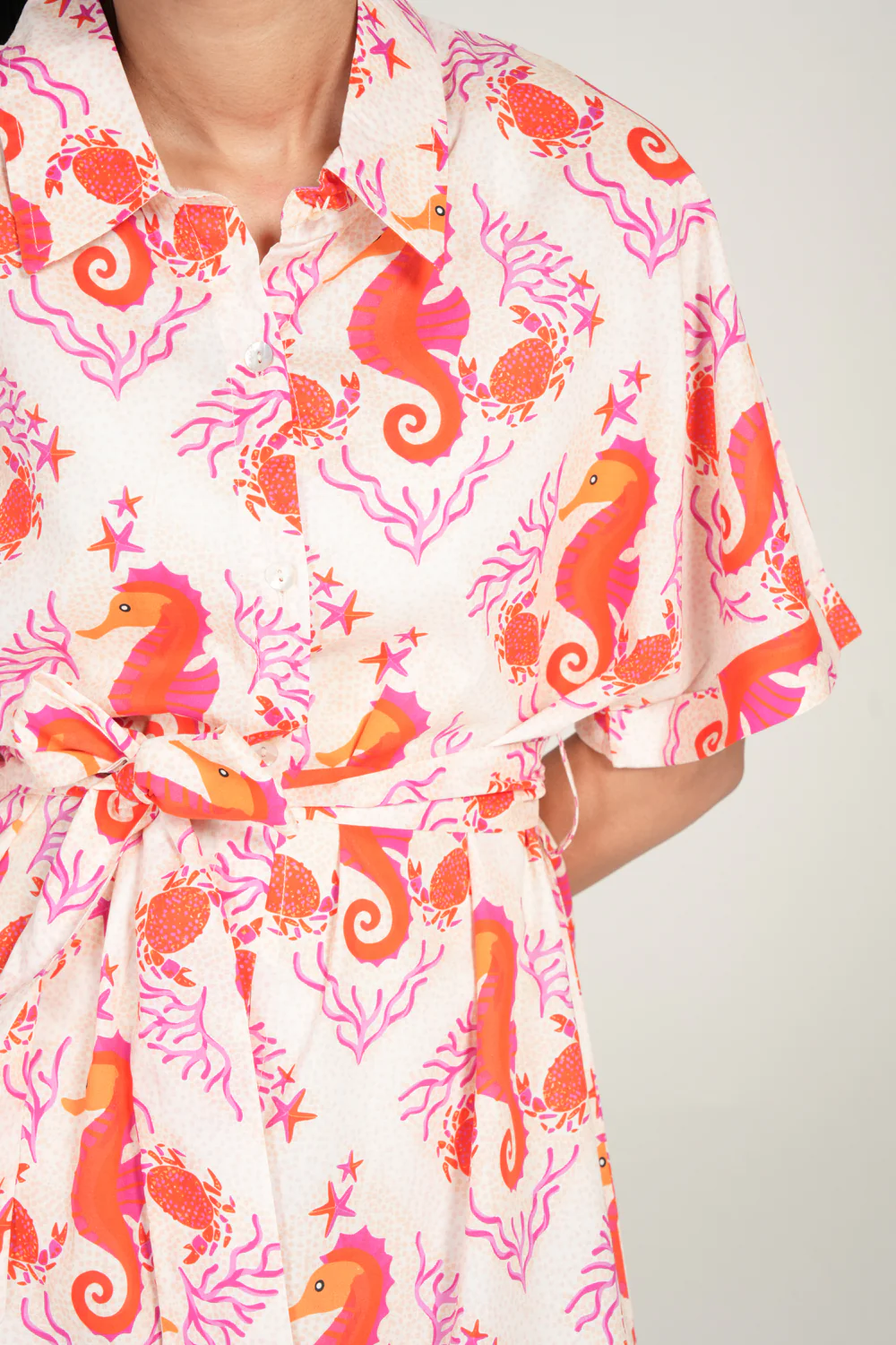 PRINTED DRESS WITH BELT DETAIL - Image 4