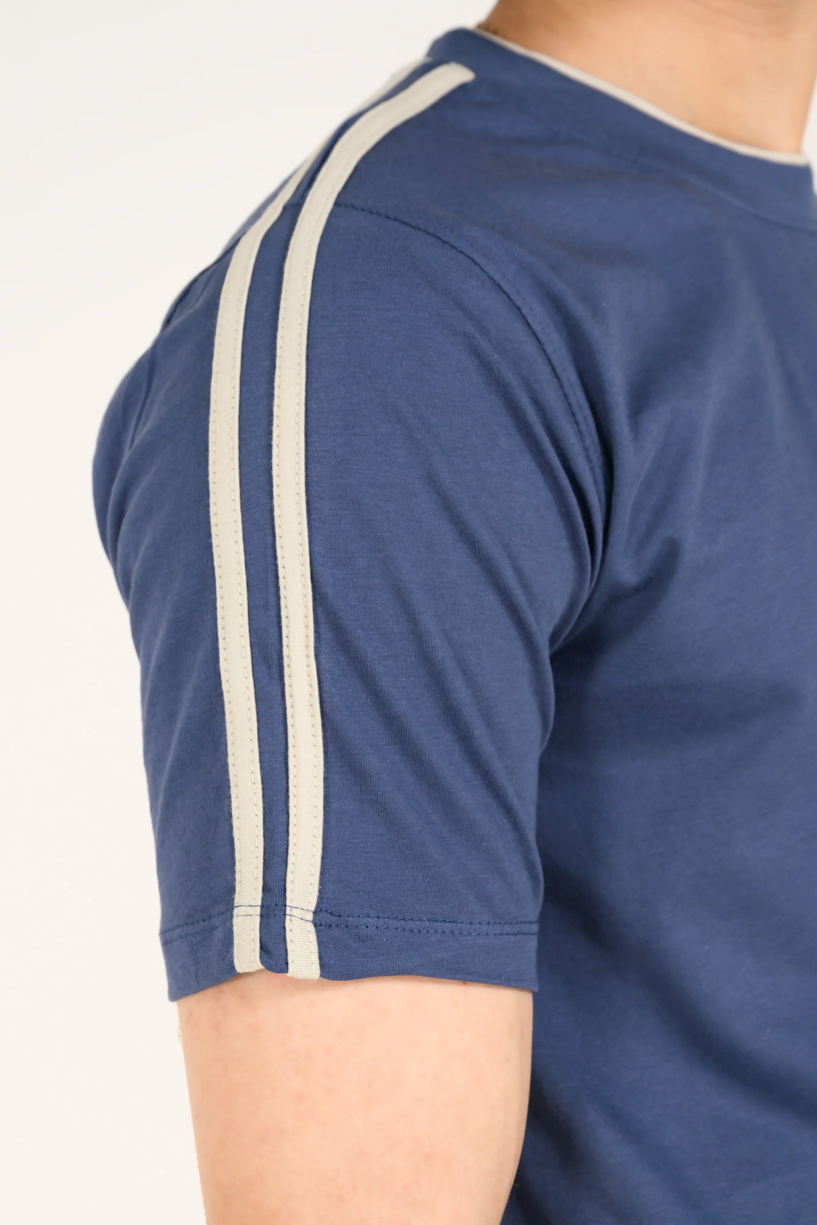 SLIM CROPPED FIT GRAPHIC TEE - Image 2
