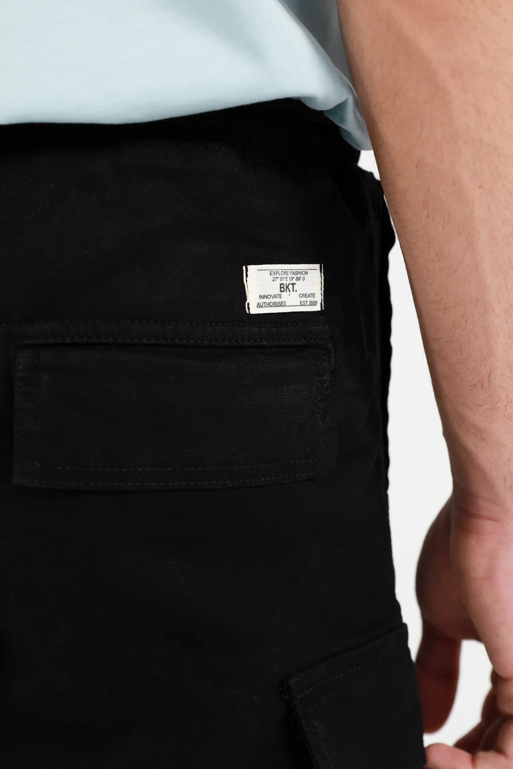 TEXTURED CARGO SHORT - Image 4