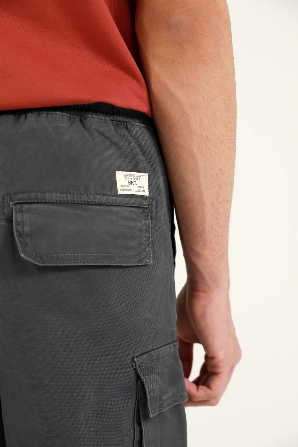 TEXTURED CARGO SHORT - Image 4