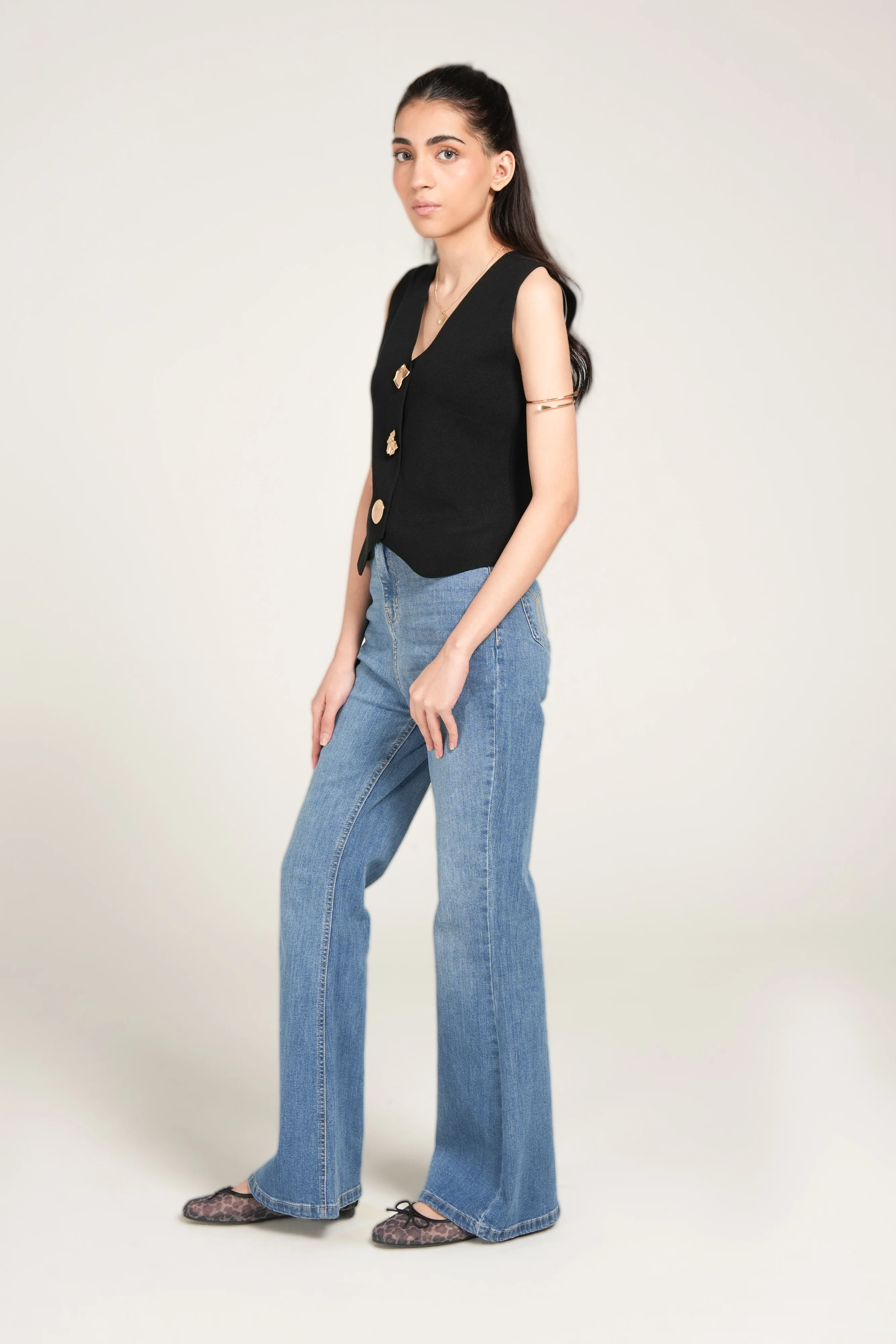 KNIT TOP WITH ACCENT BUTTONS - Image 4