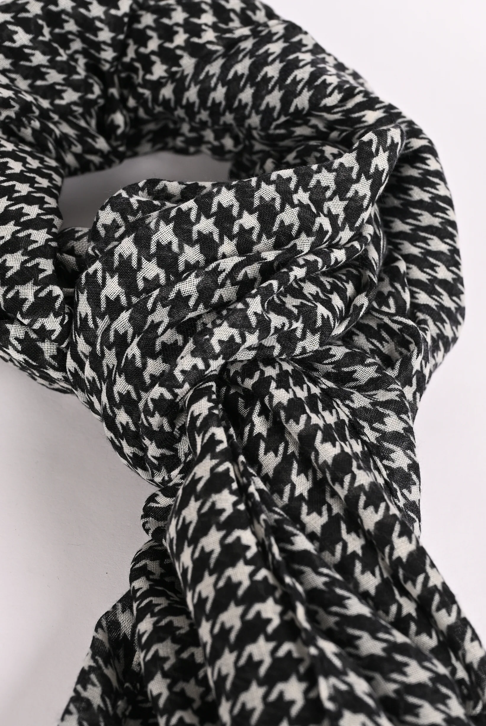 HOUNDSTOOTH PRINTED SCARF - Image 2