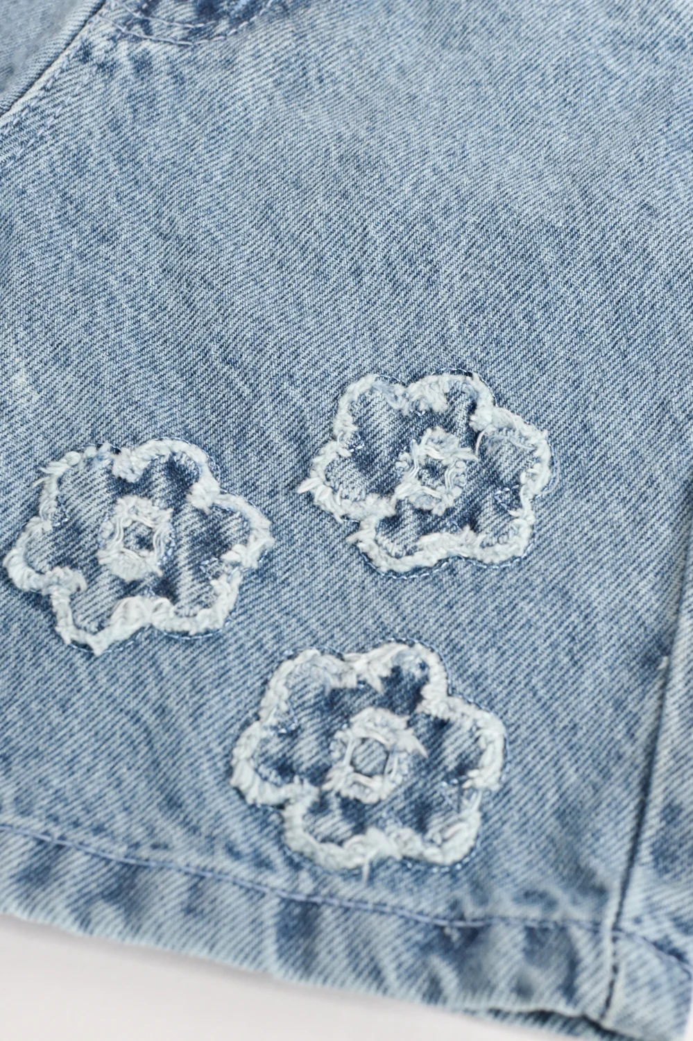 GIRLS FLOWER APPLIQUE DENIM SHORTS - Image 4